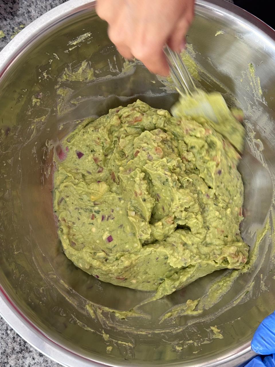 Preparando guacamole a mano